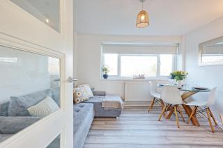 Modern 4BR Sleeps 10, Free Parking, Basildon town, Contractor friendly - 3