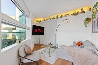 Luxe Top Floor Penthouse with Large Balcony City Central - 9