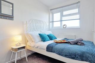 Modern 4BR Sleeps 10, Free Parking, Basildon town, Contractor friendly - 8