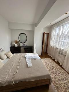 Двухкомнатная квартира в центре - 1