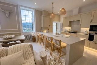 Grand 5-Bed Georgian Residences in Bath Centre with Garden & City Views - 9