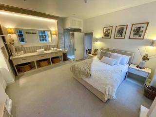 Grand 5-Bed Georgian Residences in Bath Centre with Garden & City Views - 3