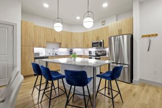 Cozy Modern 2BR Near Dining and Shops Downtown - 8