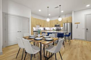 Luxe 2BR w 2 King Beds, Gym and Pool Access - 5