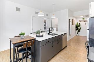 Luxurious 2BR Retreat near Downtown with Roofdeck and Gym - 2