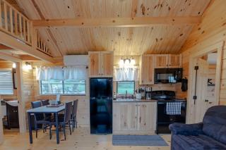 cozy couples getaway, Hot tub - 3