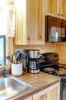 cozy couples getaway, Hot tub - 2