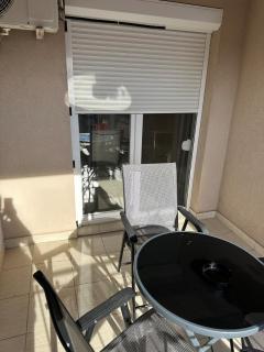 Stylish Comfort Studio - Sunny Balcony Retreat - 1