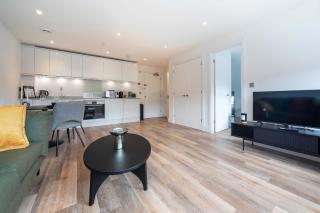 Modern 1 Bed Apartment in Gravesend w Games Room - 9