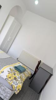 Cosy Double Room Near Train Station & Stadiums with Free Parking & WiFi - 6