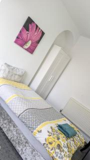 Cosy Double Room Near Train Station & Stadiums with Free Parking & WiFi - 1
