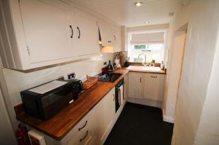 Blacksmiths Cottage a traditional cottage with garden and wood burning stove in Pooley Bridge, Ullwater - 1