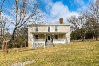 3 and Picturesque Acres! Historic Lexington Farmhouse - 0