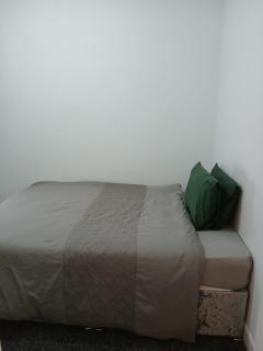 Group Friendly 5 Bedroom House in NG7 with Self Check In & Excellent Tram Connections - 1