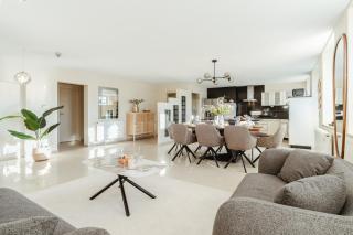 Luxus City Apartment - für Gruppen & Familien mit Whirlpool, Terrasse & Grill - Top Lage - 4