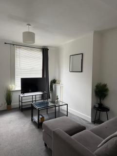 Cosy 2-Bed Home - Central Location Near Town & Train Station - 9