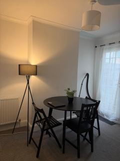 Cosy 2-Bed Home - Central Location Near Town & Train Station - 5