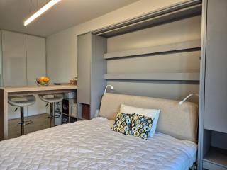 Elegant City Apartment with Balcony near Center - 7