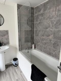 Cosy 2-Bed Home - Central Location Near Town & Train Station - 2
