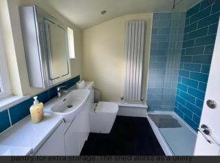 Room in a victorian home close to London trains and silverstone - 1