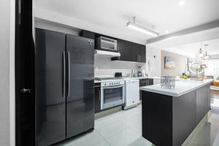 2BR Luxury Stay Mundial 2026 Skyline Views - 4