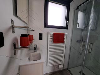 Chambre avec salle de bain privative et borne de recharge électrique T2 - 6
