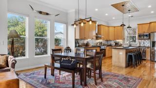 Chestnut Ember by AvantStay Indoor-Outdoor Living Firepit Balcony Near Downtown Austin Hotspots - 1