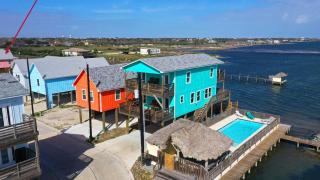 Coles Cabin by AvantStay Coastal Retreat • Pool Access Balcony Water Views Mins to Beach - 6