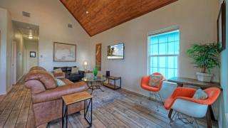 Coles Cabin by AvantStay Coastal Retreat • Pool Access Balcony Water Views Mins to Beach - 3