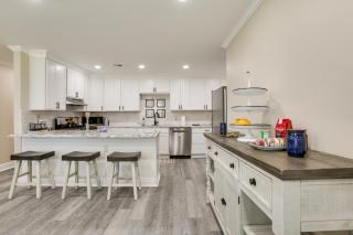 Dine, Shop and Play Kenner Home with Patio and Yard! - 0