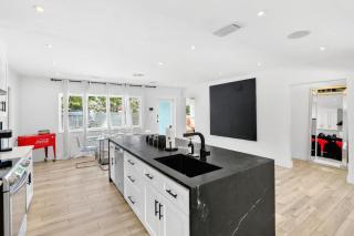 Spacious Miami 4BR Retreat with Pool & BBQ - 5