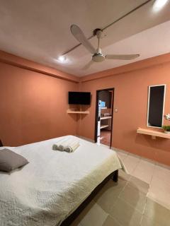 Comfortable studio steps from the beach and 5th Avenue - 8