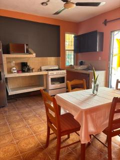 Comfortable studio steps from the beach and 5th Avenue - 3