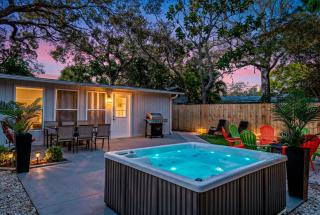 Updated Sarasota Retreat Spa Hot Tub Prime Location - 0