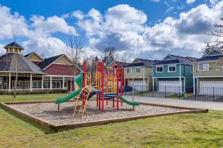 Bright and Modern! Family Home 11 Mi to Dtwn Tacoma - 7