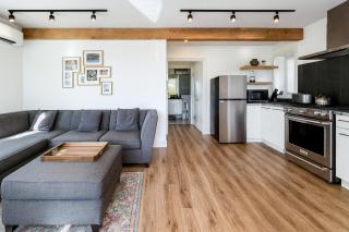 Romantic modern condo by the lake - 8