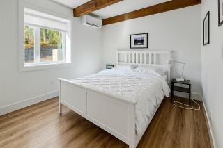 Romantic modern condo by the lake - 6