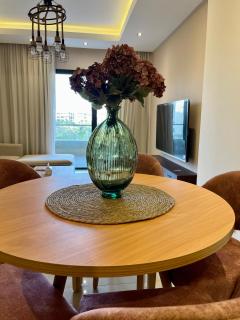 Cozy Lake View Apt in Address East Compound - 8