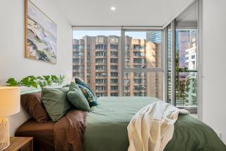 2BR Urban Jungle Escape Walk to Everything - 9