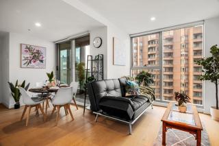 2BR Urban Jungle Escape Walk to Everything - 5