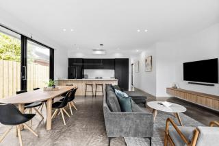 Perfect Family Getaway, Stylish, Steps to Beach - 2