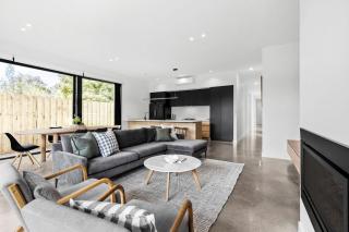 Perfect Family Getaway, Stylish, Steps to Beach - 1