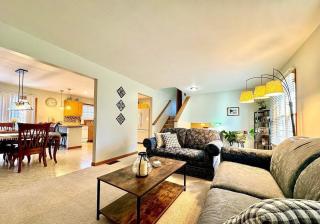 Charming Family Friendly House, Hot tub, Playroom - 0