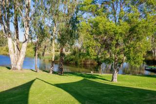 Barry's Riverside Retreat - 4
