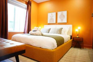 The Tangerine Retreat - Retro Dallas Downtown Vibe - 3