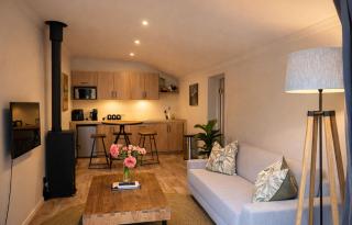 Modern Farm-Style Cottage with Fireplace & Garden - 6