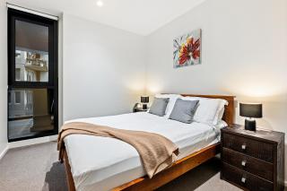 Stylish Luxury Apartment in Albert Park with Pool, Gym & Free Parking - 7
