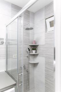 Purple Whisper 1-BDR Designer Apt, 2 Beds Zagreb - 5