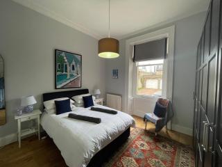 Victorian Apartment with car parking in driveway, Murrayfield - 7