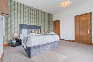 #111 New Farm with hot tub and Sauna - Sleeps 18 - Near Elmore Park - " Perfect for Contractors and Families - Parking space for 10 cars" - 1